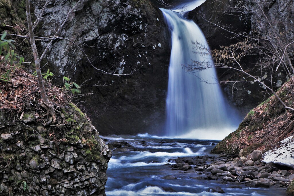雪解けの星置の滝(札幌）