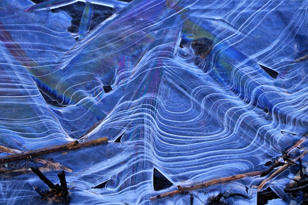 縞模様の薄氷