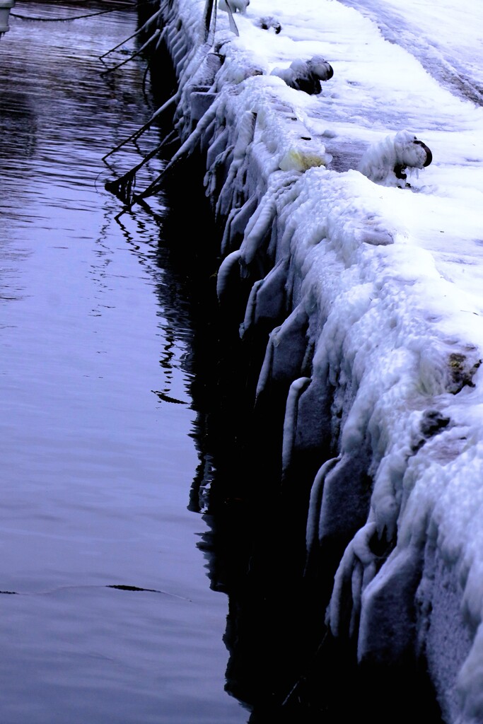 凍てつく石狩漁港岸壁