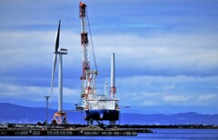 石狩新港風力発電設置のSEP船