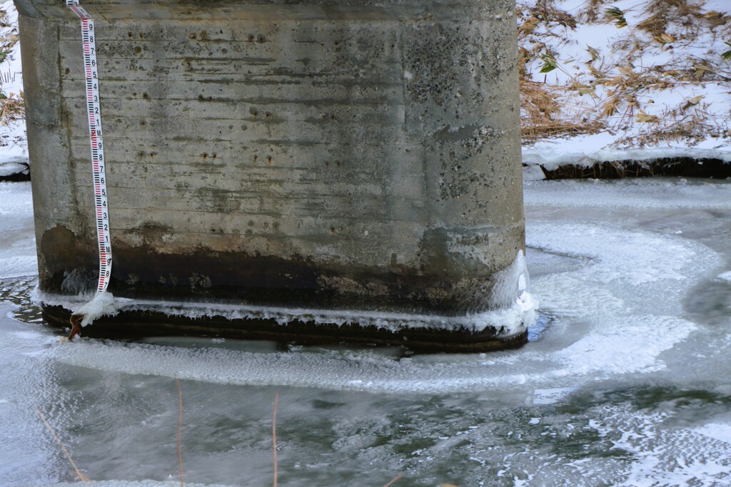 凍てつく橋げた