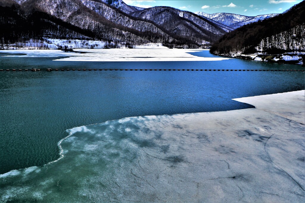 小雪解けの朝里ダム湖