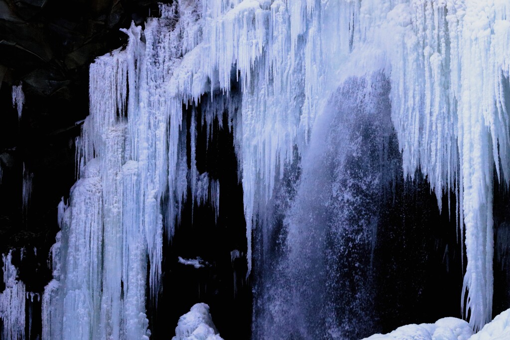 凍てつくアシリベツの滝
