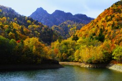 秋の札幌湖と天狗岳