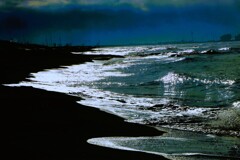 光る海