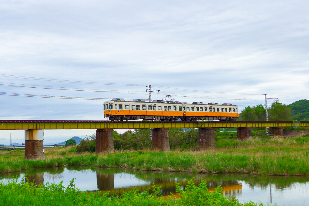 琴電土器川橋梁を駆けるコトデン電車