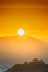 松山城と日の出