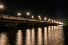 夜を照らす