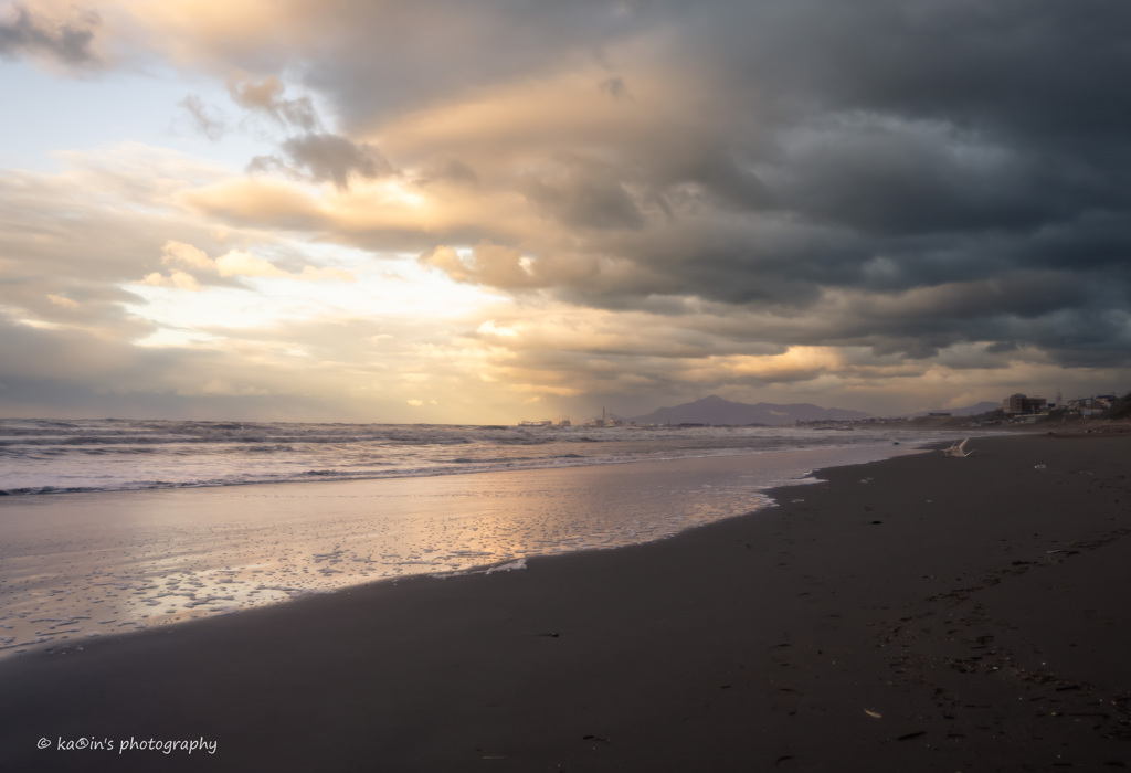 Winter comes to the sea.