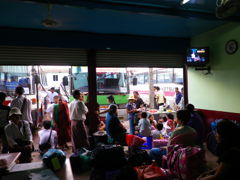 ヤンゴンのバスターミナル