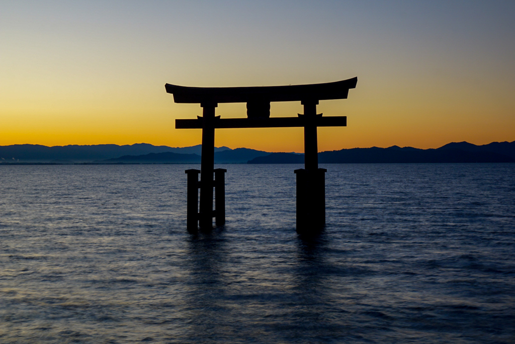 朝焼けの白髭神社