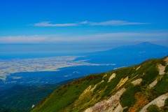 月山越しの鳥海山