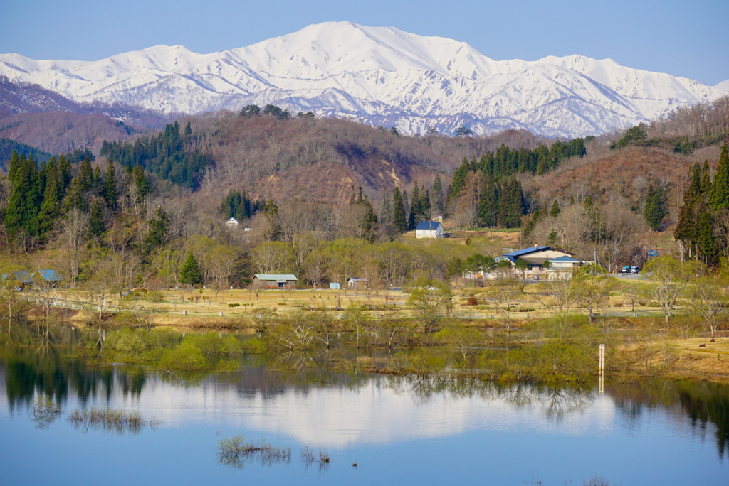 飯豊山と白川湖