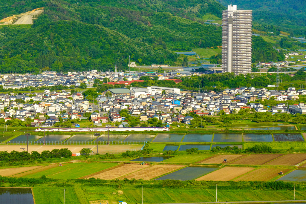 上山の街並みと新幹線