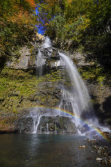 紅葉と滝と虹