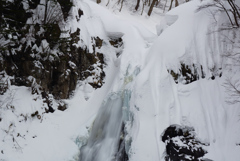 落ち口を覆う雪