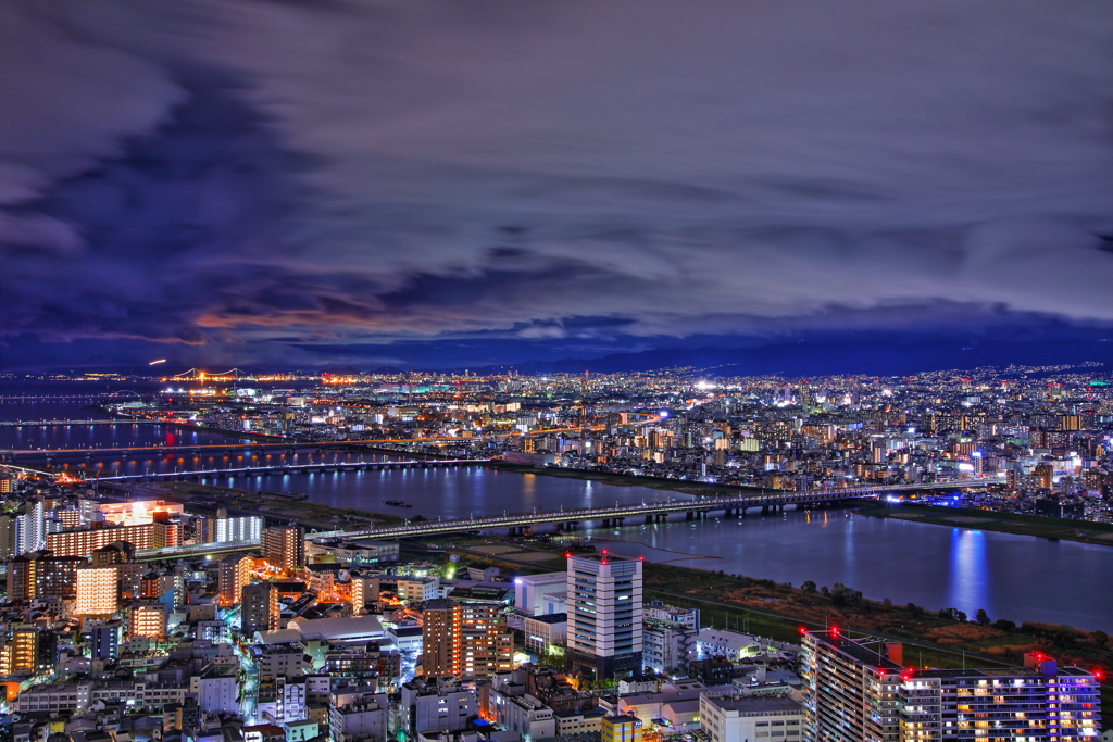 曇り空の夜景