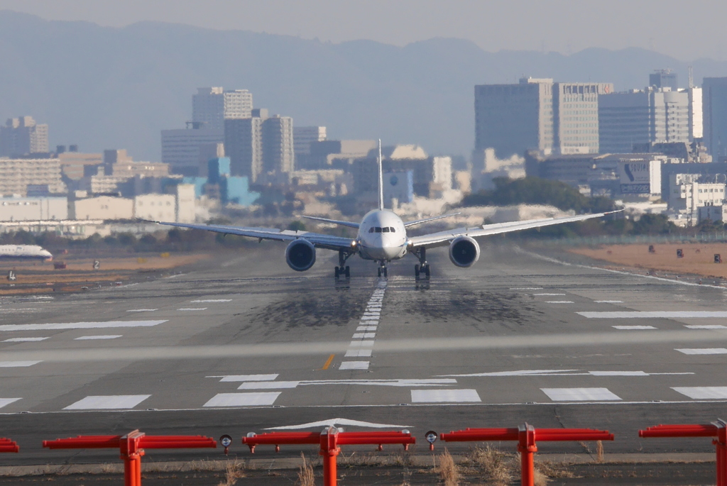 伊丹空港の飛行機-001