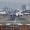 伊丹空港の飛行機-001