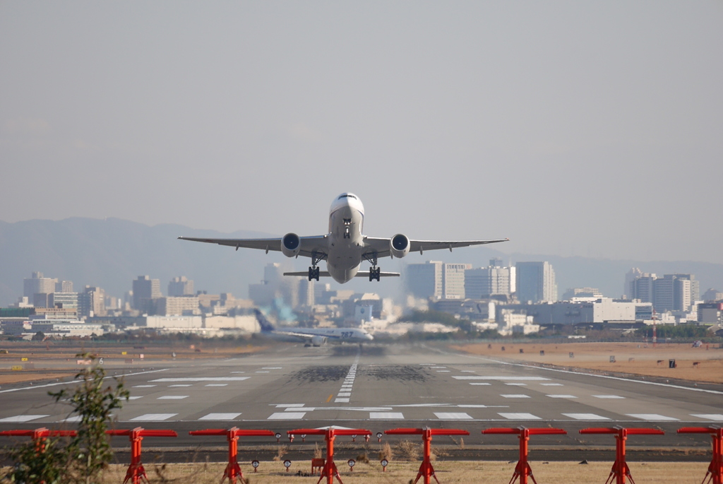伊丹空港での飛行機-002