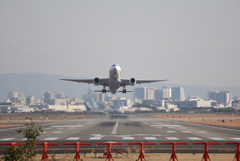 伊丹空港での飛行機-002