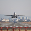 伊丹空港での飛行機-002