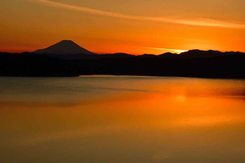 夕焼けの湖