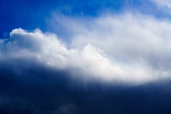雲押し寄せる