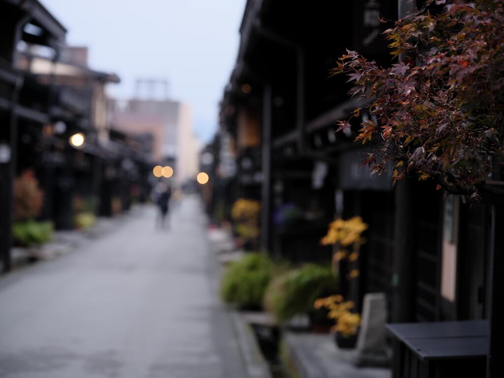 早朝の古都の街