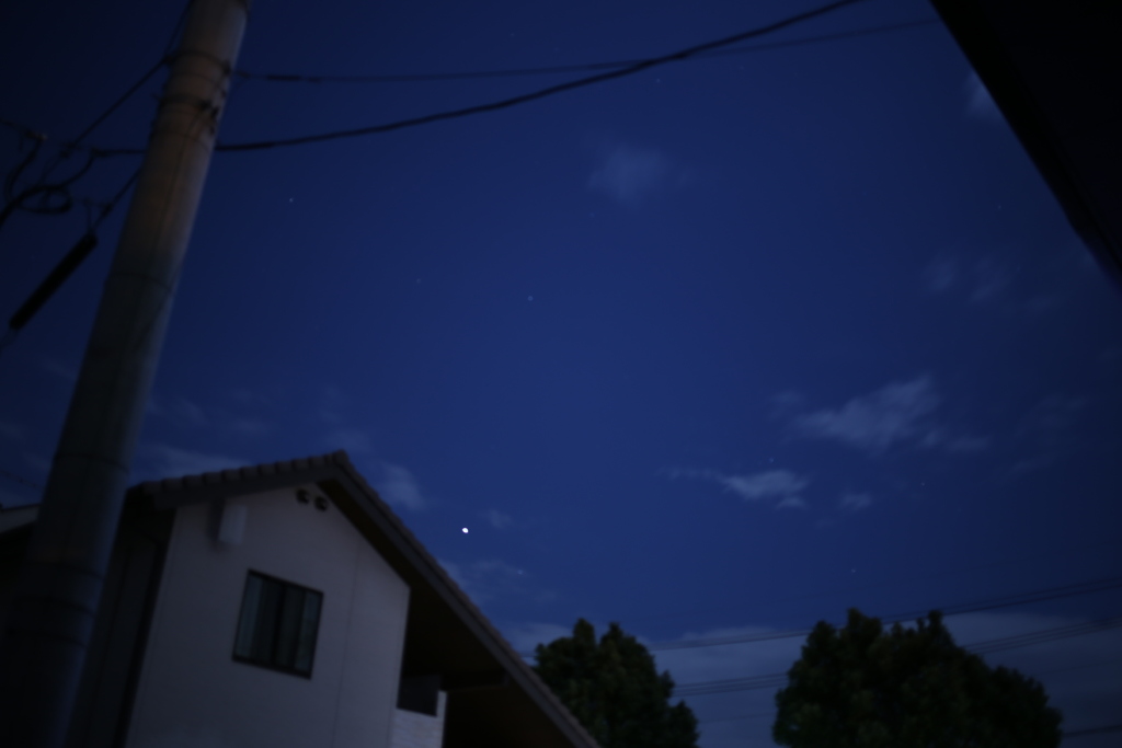 住宅街の夜空