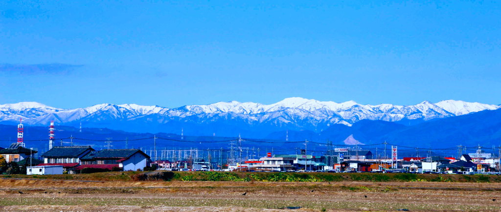 県境の雪山