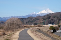 浅間山を臨むサイクリングロード
