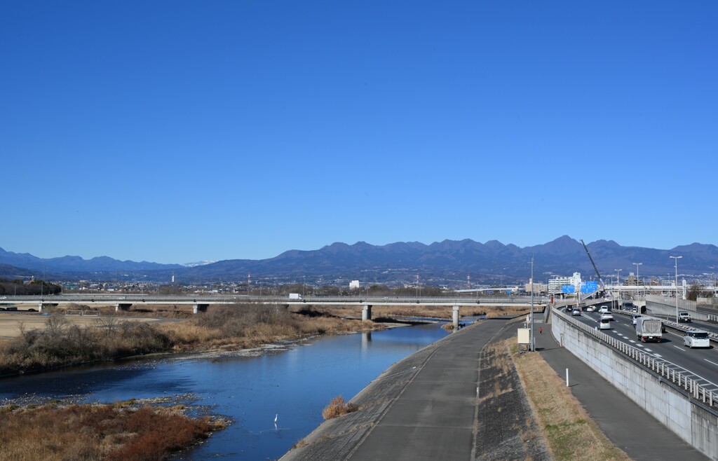 山と河のある街①
