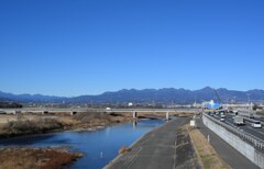 山と河のある街①