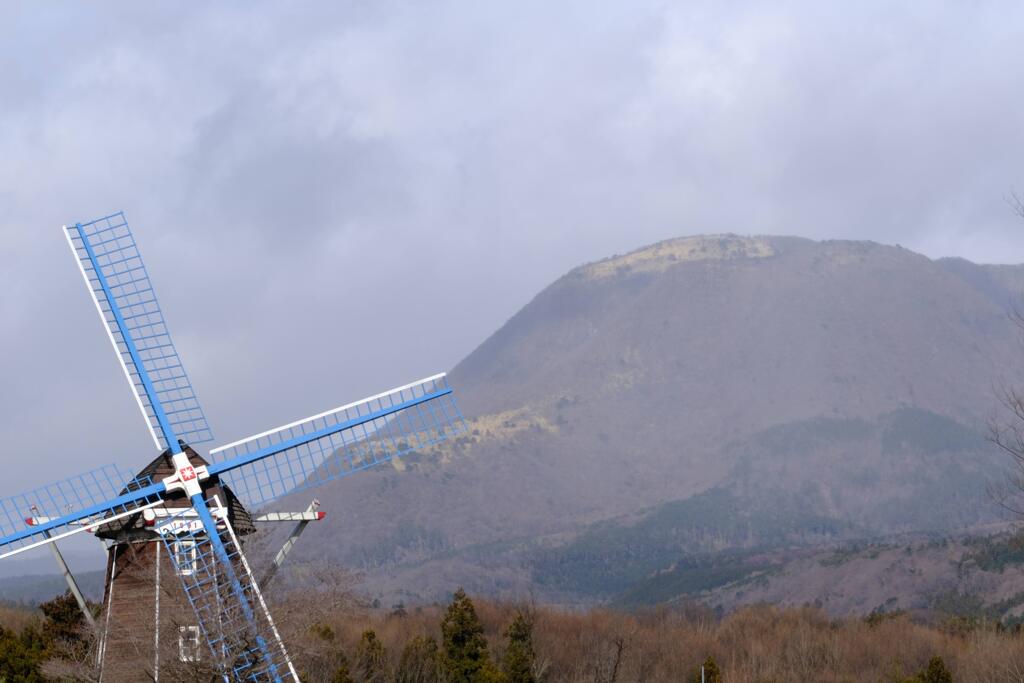 鍋割山と風車