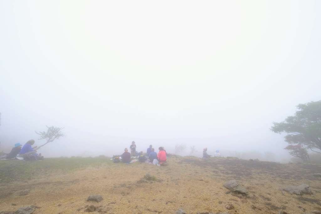 鍋割山山頂にて