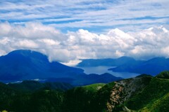 男体山と中禅寺湖
