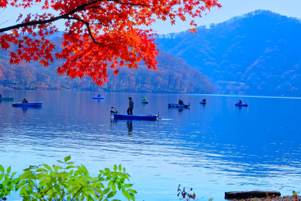 晩秋の湖上