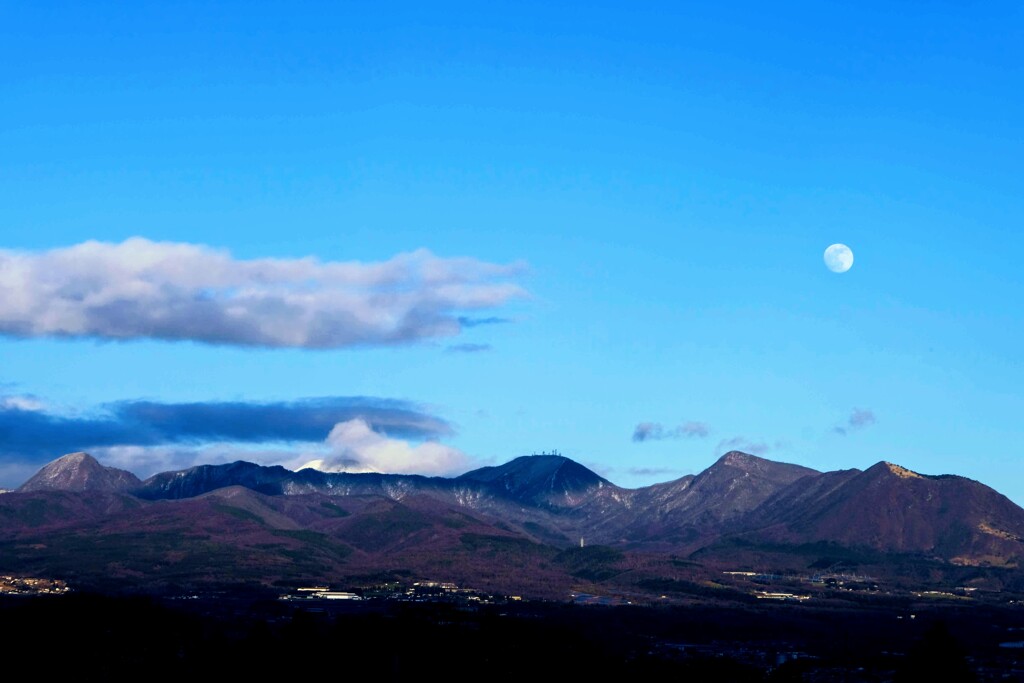 月と赤城山