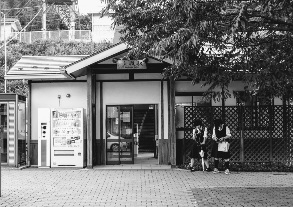 田舎の駅前 モノクロ