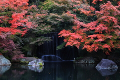 紅葉に流るる滝