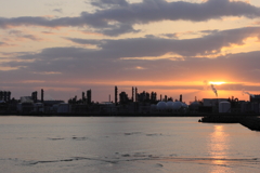 台風一過の工場夕景