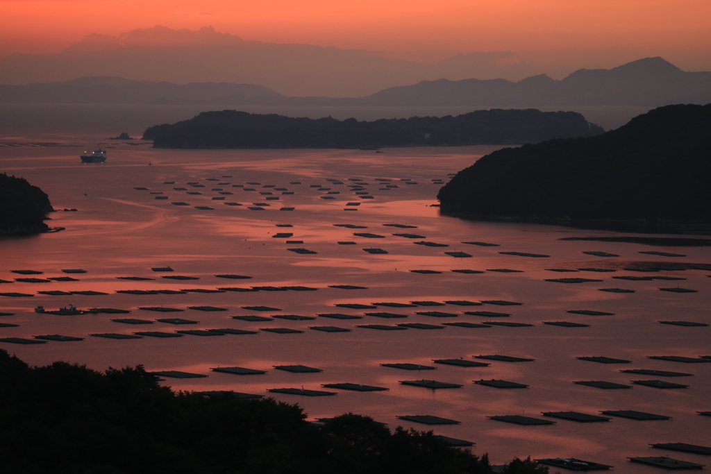 朝日に染まる虫明湾