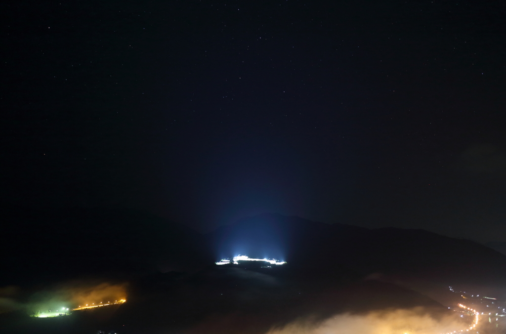 星空と光る竹田城