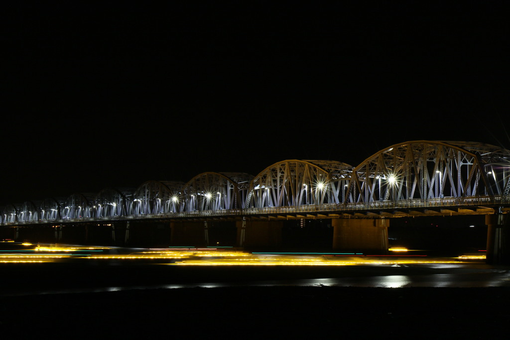 鉄橋と漁の光跡