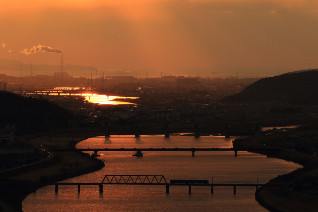 夕焼けを進む電車