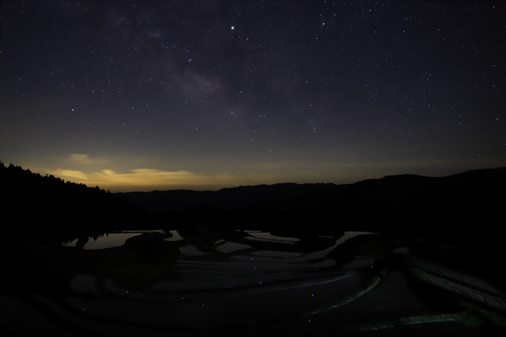 満点の星空と棚田