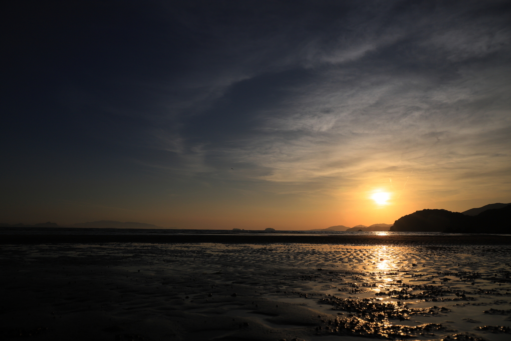 夕日が優しく砂浜を照らす