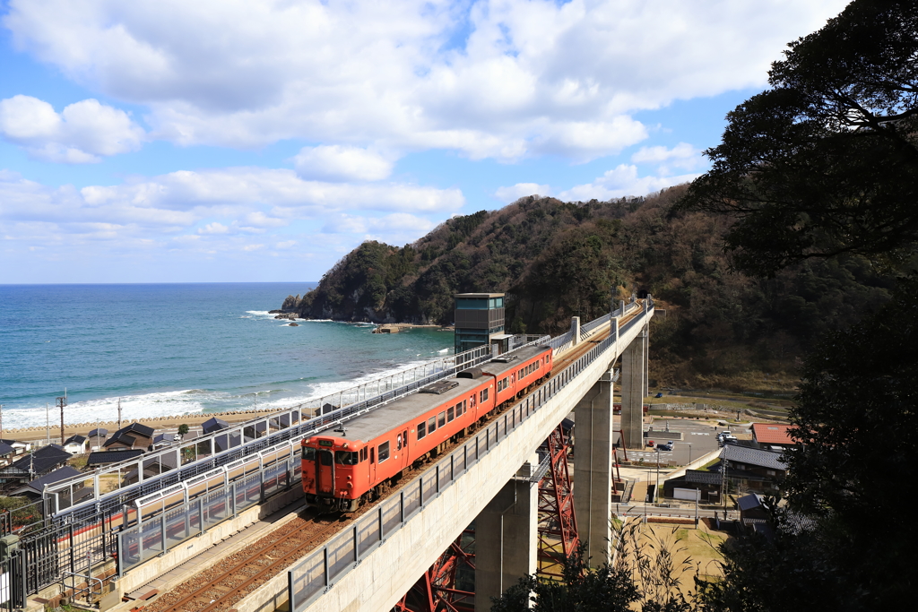 日本海と餘部鉄橋を進む列車