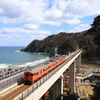 日本海と餘部鉄橋を進む列車